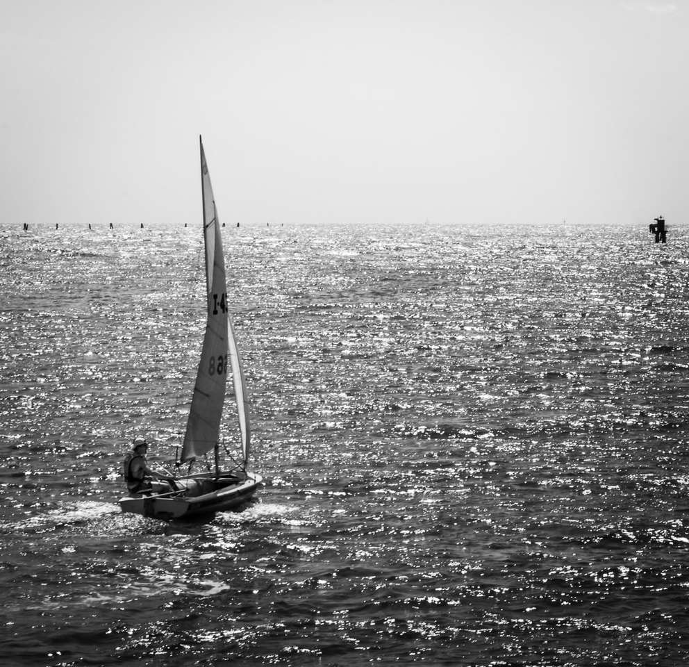 grijswaardenfoto van zeilboot op zee legpuzzel online