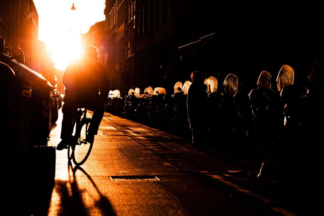 personnes marchant dans la rue pendant la nuit puzzle en ligne
