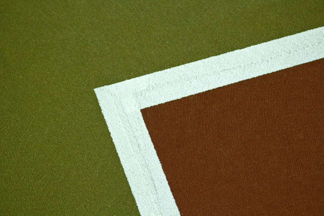 textil roșu și alb pe textil verde puzzle online