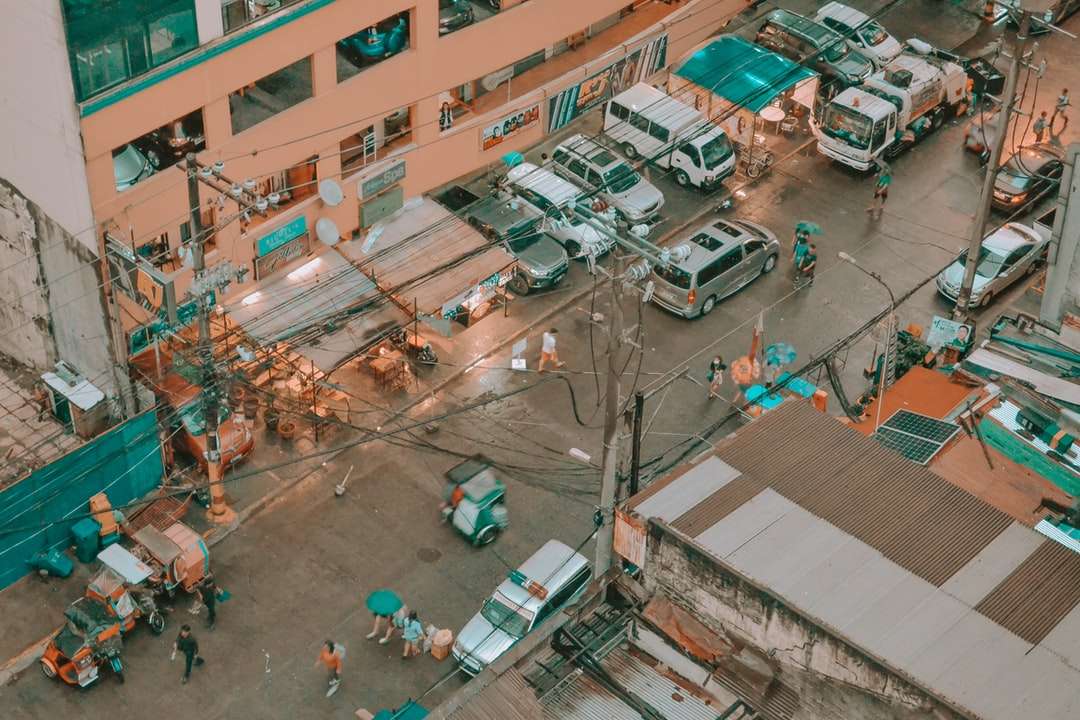 carros estacionados na rua perto de edifícios durante o dia puzzle online