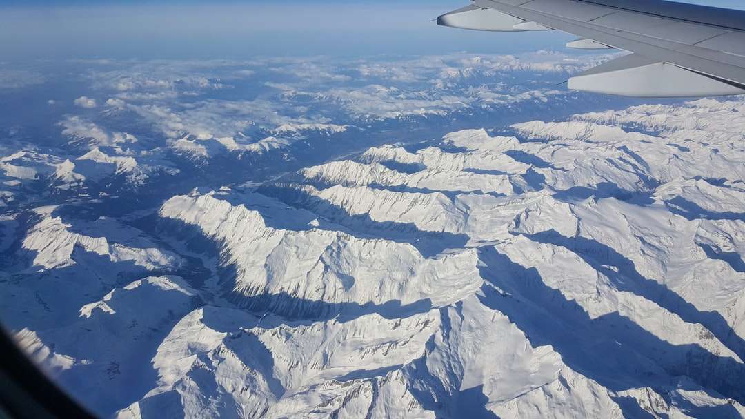 белые заснеженные горы в дневное время пазл онлайн