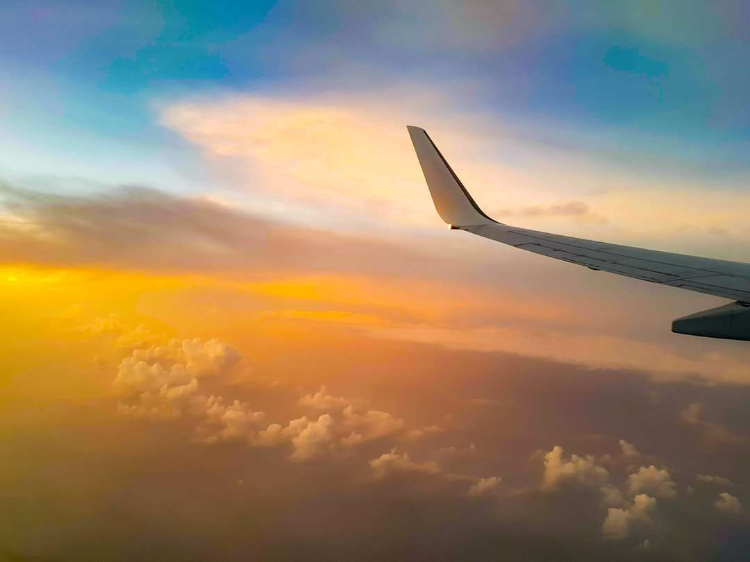 witte vliegtuigvleugel onder witte wolken overdag online puzzel