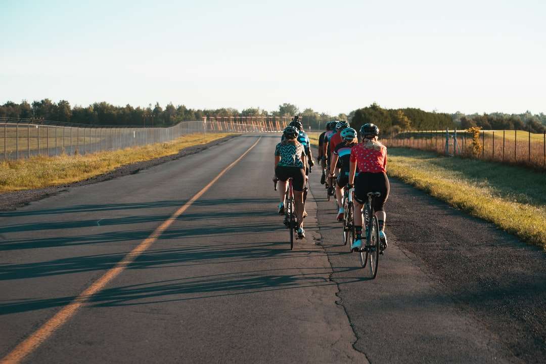 хора, които карат велосипед по пътя през деня онлайн пъзел
