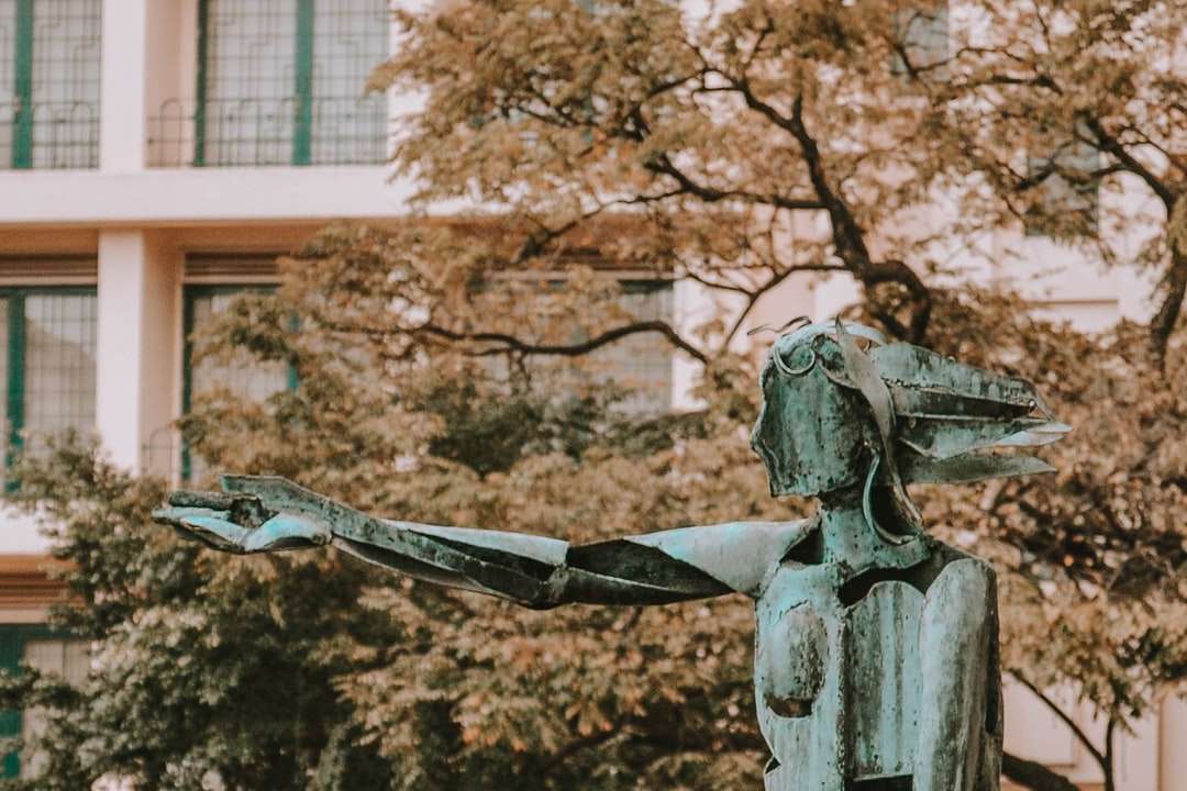 hombre sosteniendo una estatua de libro rompecabezas en línea