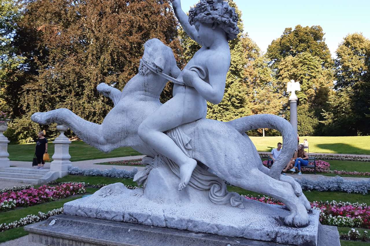 scultura di cupido nel parco puzzle online