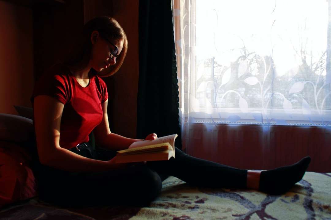 жінка в червоній майці читання книги пазл онлайн