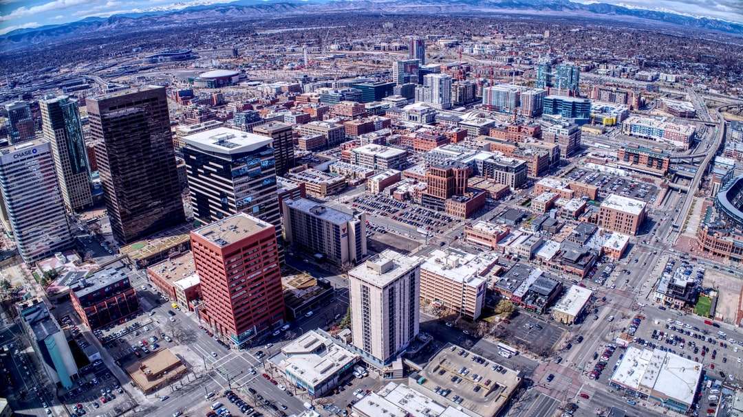 вид с воздуха на городские здания в дневное время пазл онлайн
