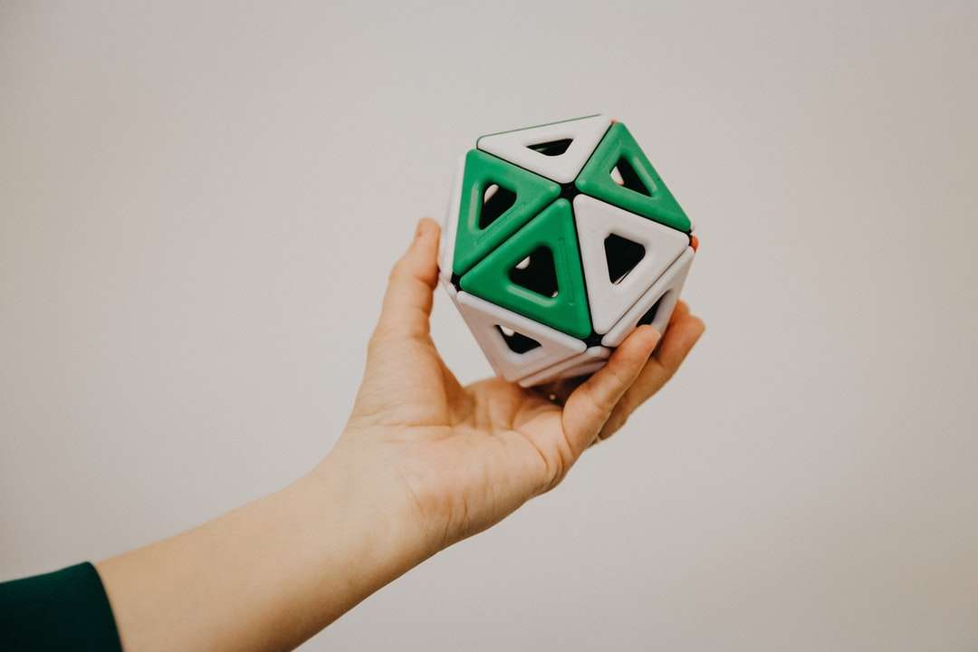 бяло и зелено керамично кубче онлайн пъзел
