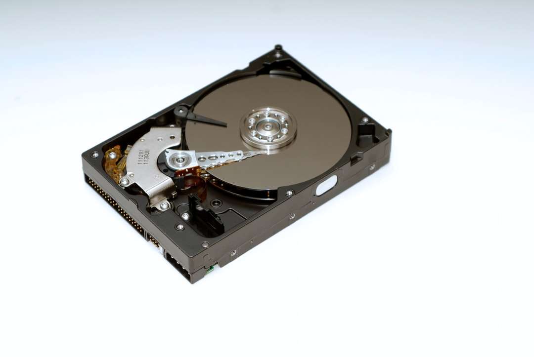 unidad de disco duro negra y plateada rompecabezas en línea