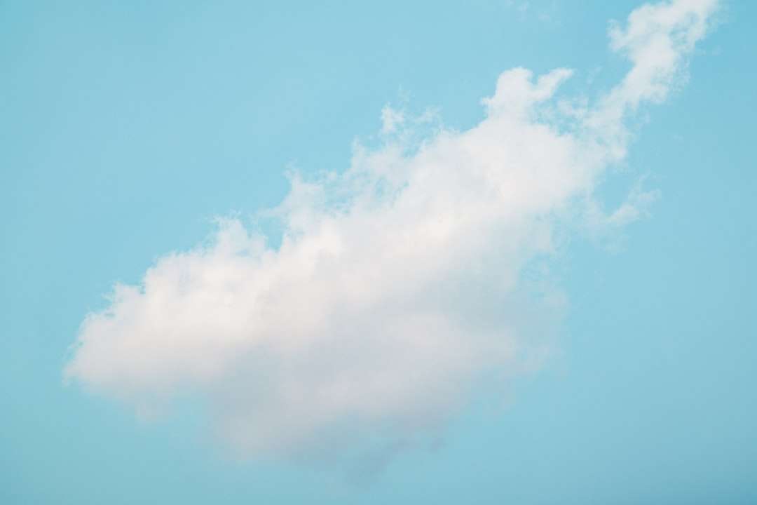 белые облака и голубое небо днем пазл онлайн