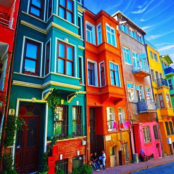 edifícios coloridos na Turquia puzzle online