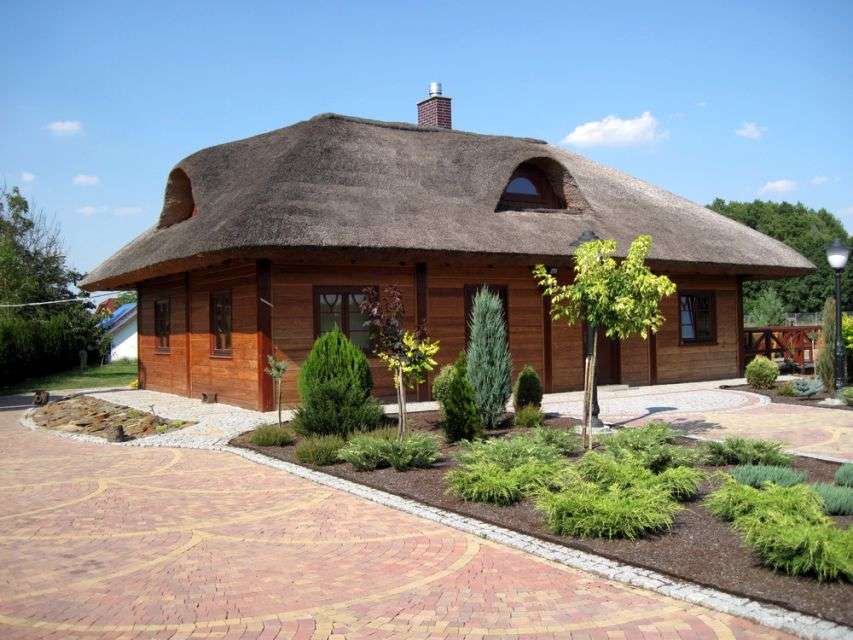 maison au toit de chaume à Milicz puzzle en ligne