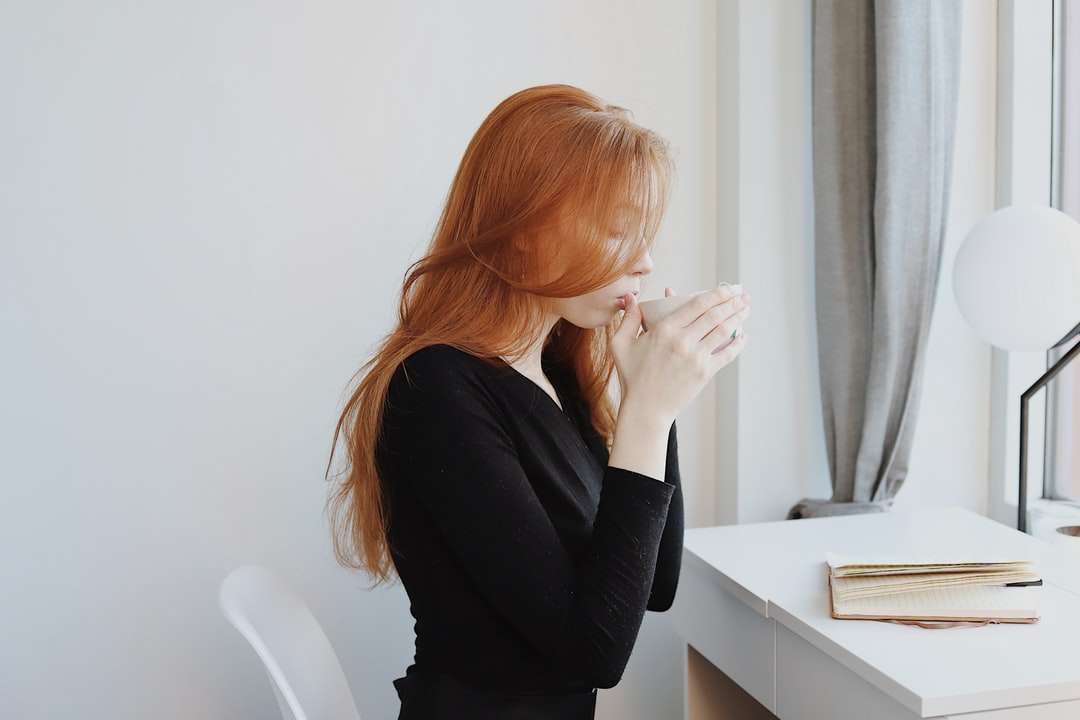 žena v černé košili s dlouhým rukávem, sedí na židli online puzzle