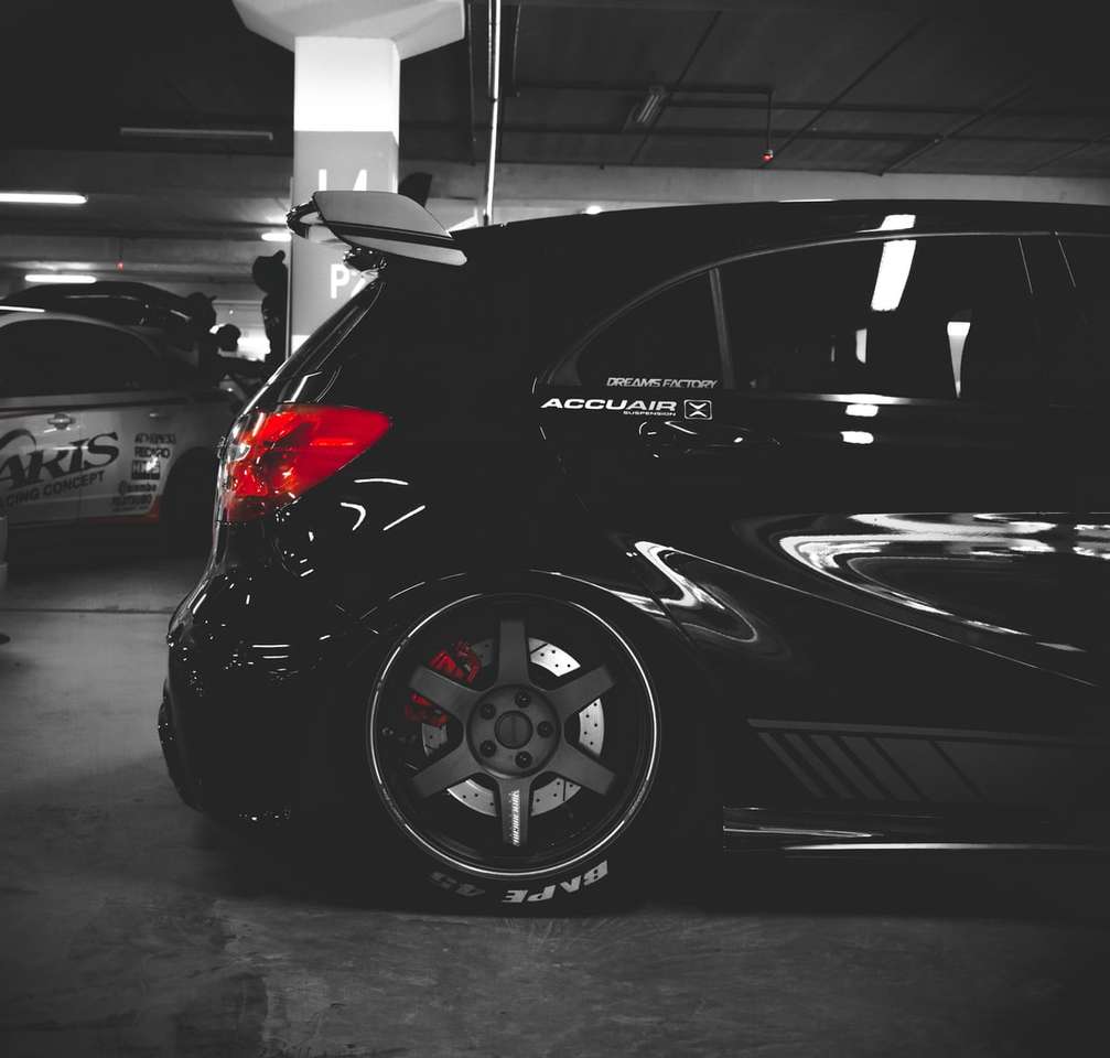 černý 5dveřový hatchback na parkovišti skládačky online