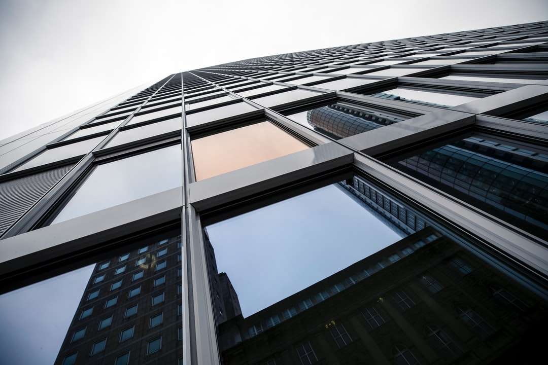фотография с нисък ъгъл на висока сграда онлайн пъзел