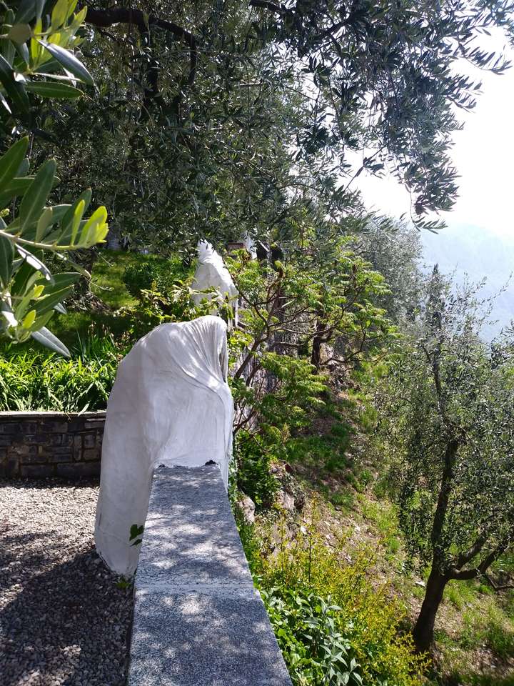 В градината на Castello di Vezio онлайн пъзел