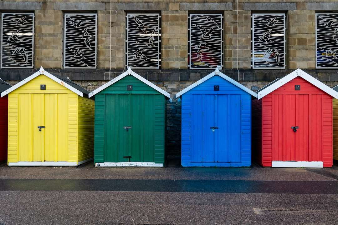 portas de madeira azul vermelho amarelo e verde puzzle online