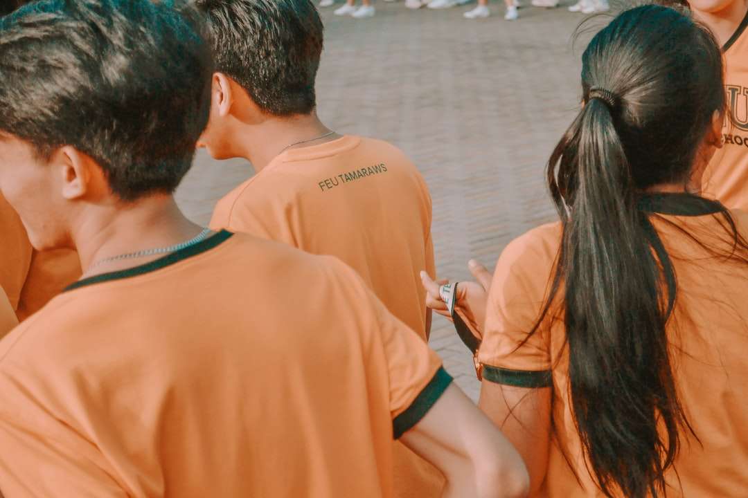 Mann und Frau im orangefarbenen Hemd, das neben dem Gewässer steht Online-Puzzle