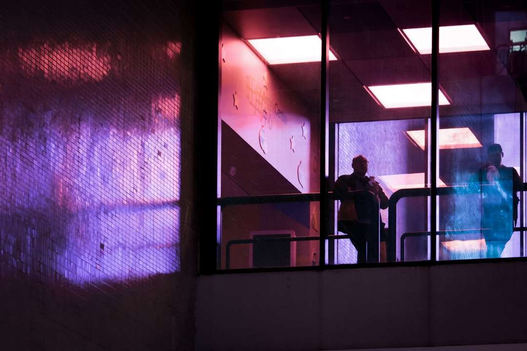 силует на мъж, стоящ близо до прозореца онлайн пъзел