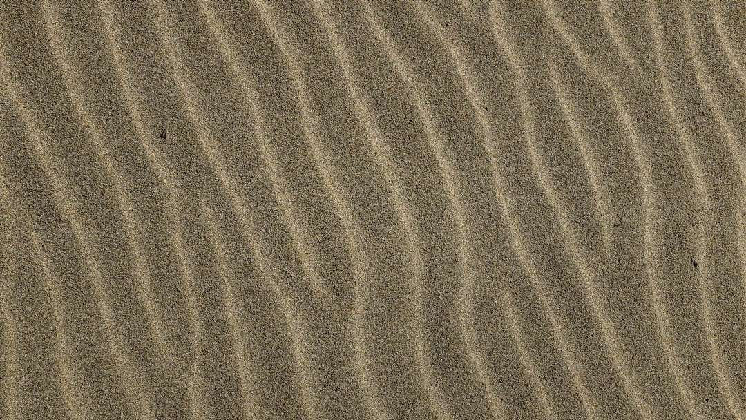 hnědý písek se stínem člověka online puzzle