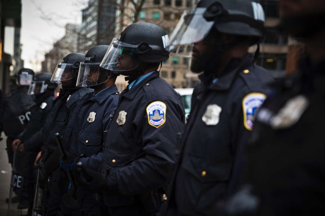 2 polismän i svart uniform Pussel online
