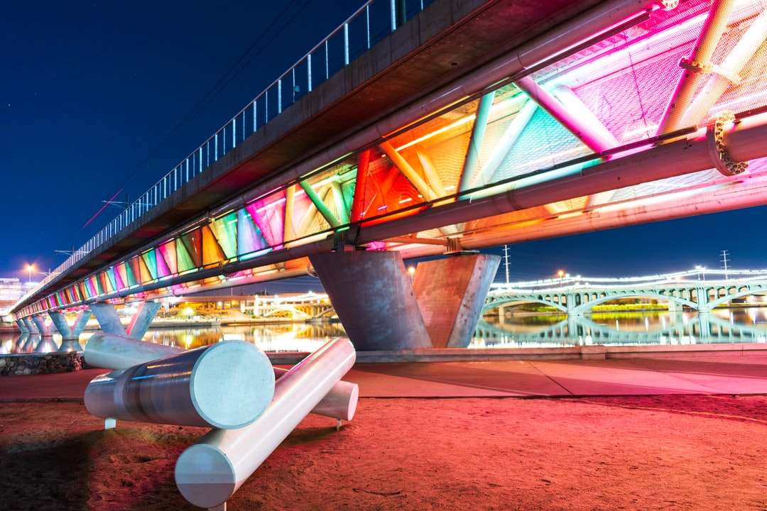 braune und weiße Betonbrücke während der Nachtzeit Puzzlespiel online