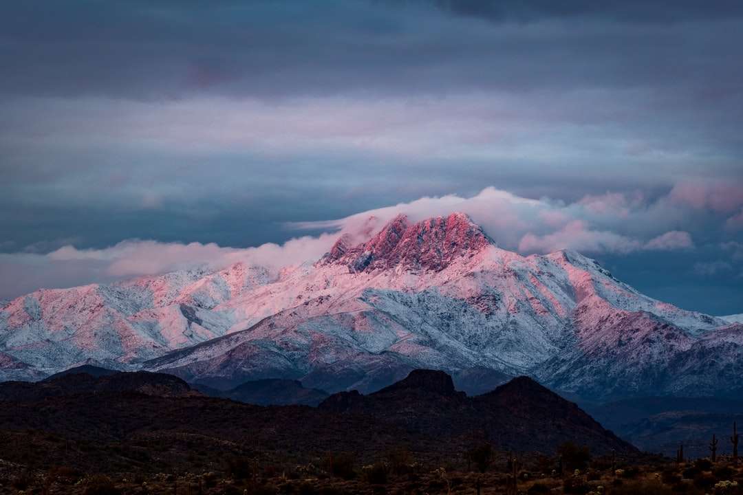 schneebedeckter Berg unter bewölktem Himmel während des Tages Online-Puzzle