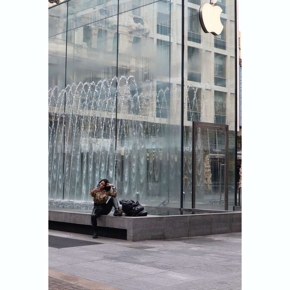 vrouw in zwarte jas zittend op de bank vooraan online puzzel
