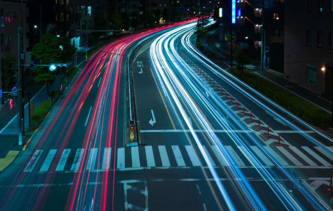 tidsinställd fotografering av bilar på väg under natten Pussel online