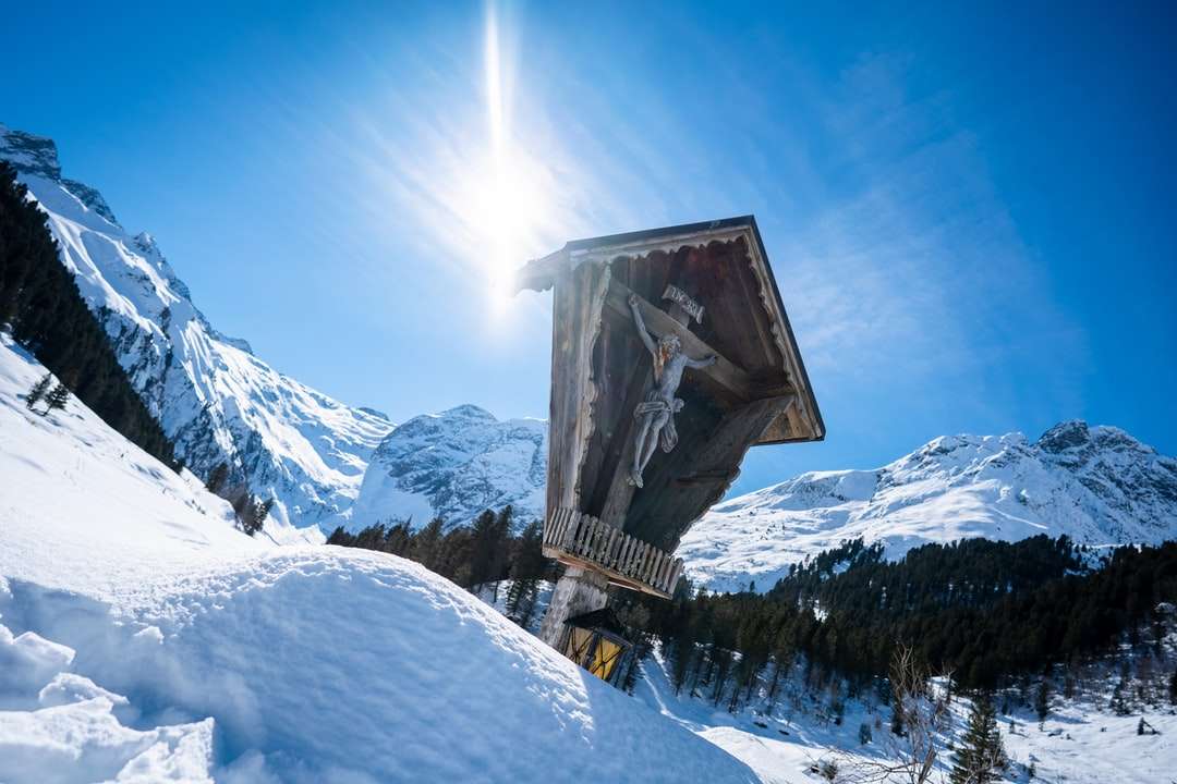 hóval borított hegy alatt kék ég alatt nappali online puzzle