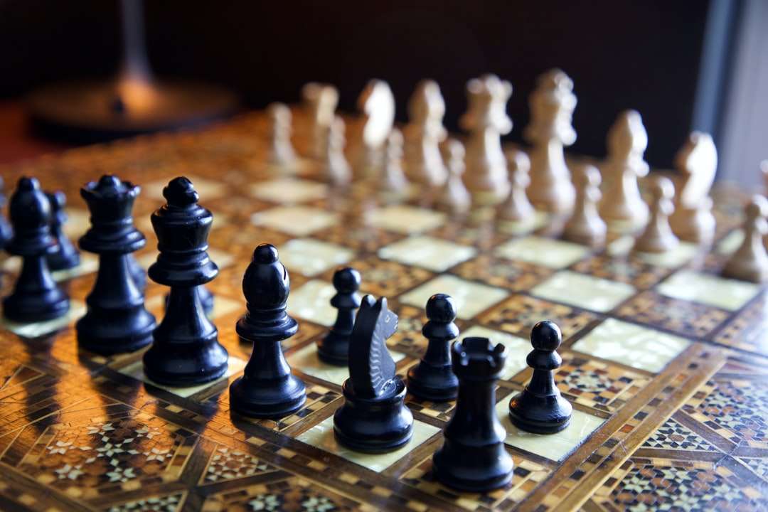 Pièce d'échecs noire sur l'échiquier puzzle en ligne