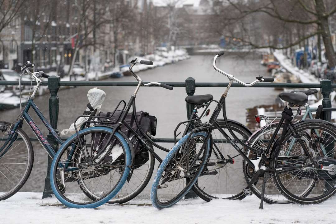 Bicicleta de ciudad negra sobre suelo cubierto de nieve durante el día rompecabezas en línea