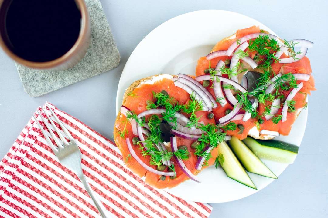 нарезанные помидоры и зеленые овощи на белой керамической тарелке онлайн-пазл