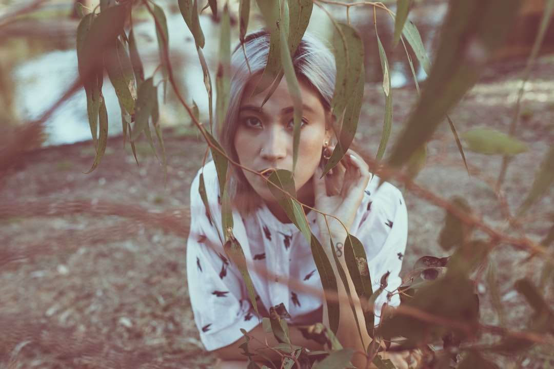 lány fehér hosszú ujjú ingben, zöld növény közelében kirakós online