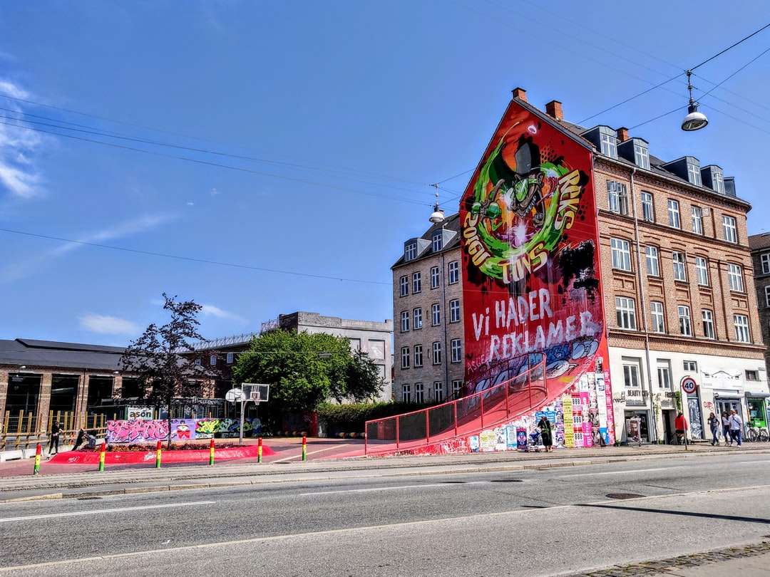 κτίριο από καφέ μπετόν με γκράφιτι κατά τη διάρκεια της ημέρας online παζλ