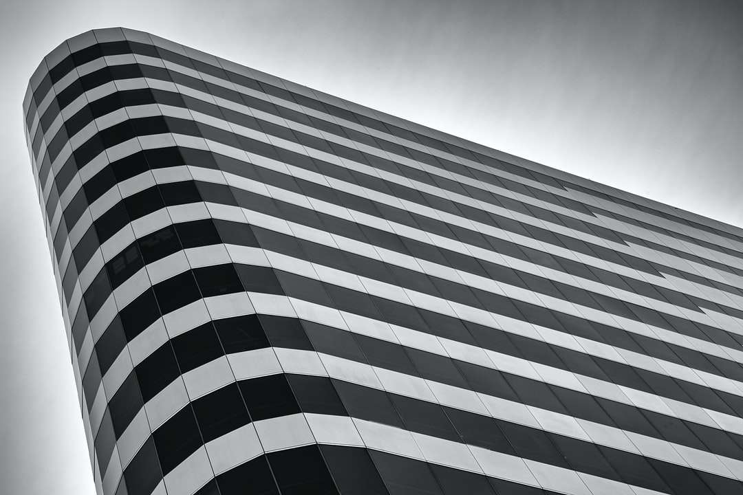 edificio in cemento grigio e nero puzzle online
