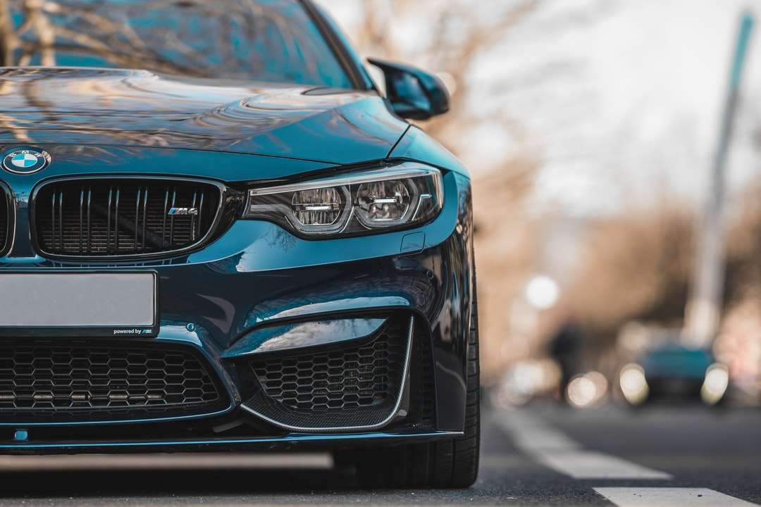 blaues BMW Auto auf der Straße während des Tages Online-Puzzle