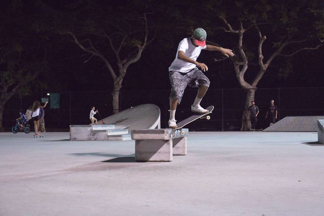 muž v bílém tričku a šedé kalhoty hrát skateboard skládačky online