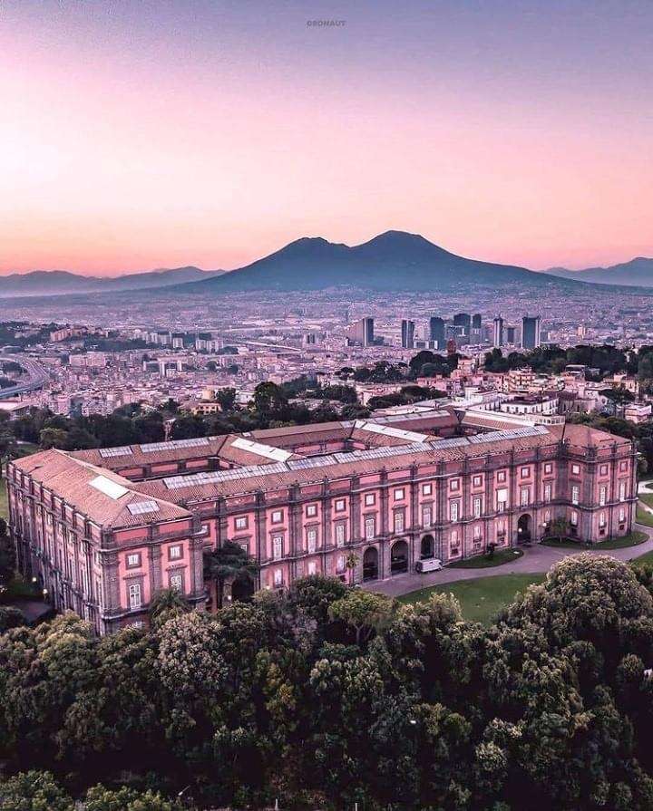 Βασιλικό Παλάτι του Κάποδιμοντε Νάπολη παζλ online