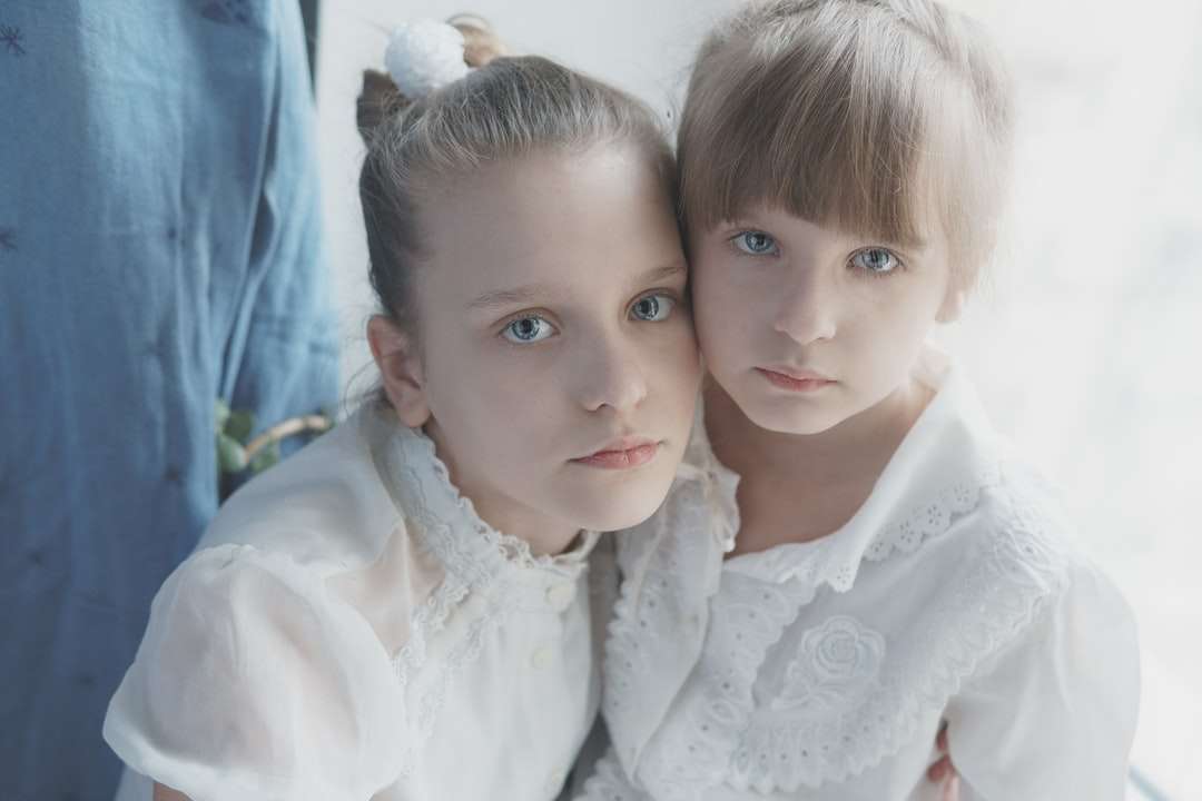 2 ragazze in camicia bianca puzzle online