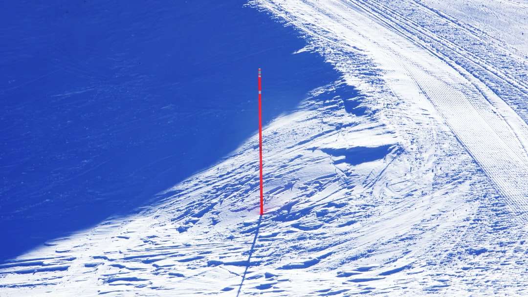 tija de metal roșu și alb pe teren acoperit de zăpadă jigsaw puzzle online