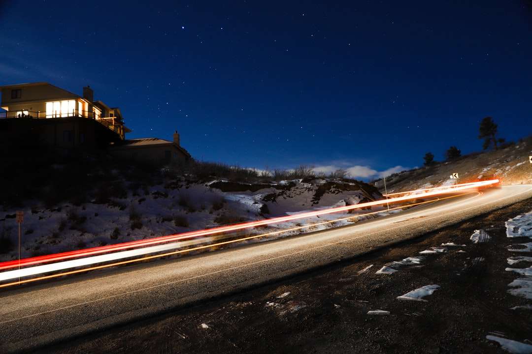 tidsinställd fotografering av bilar på väg under natten pussel på nätet
