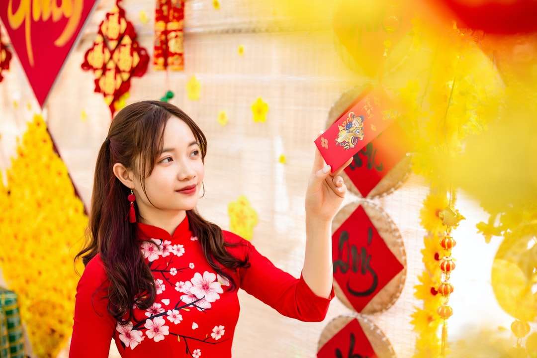 fată în cămașă cu mâneci lungi florale roșii și albe puzzle online