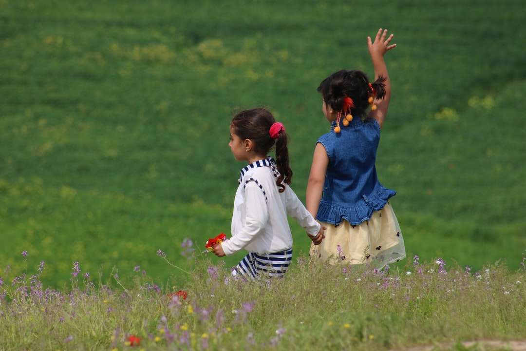 flicka i vit klänning som står på lila blommafält Pussel online
