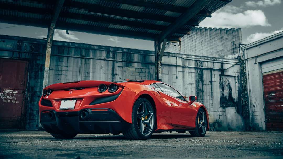 roter Ferrari 458 Italien geparkt in der Nähe des Gebäudes Puzzlespiel online