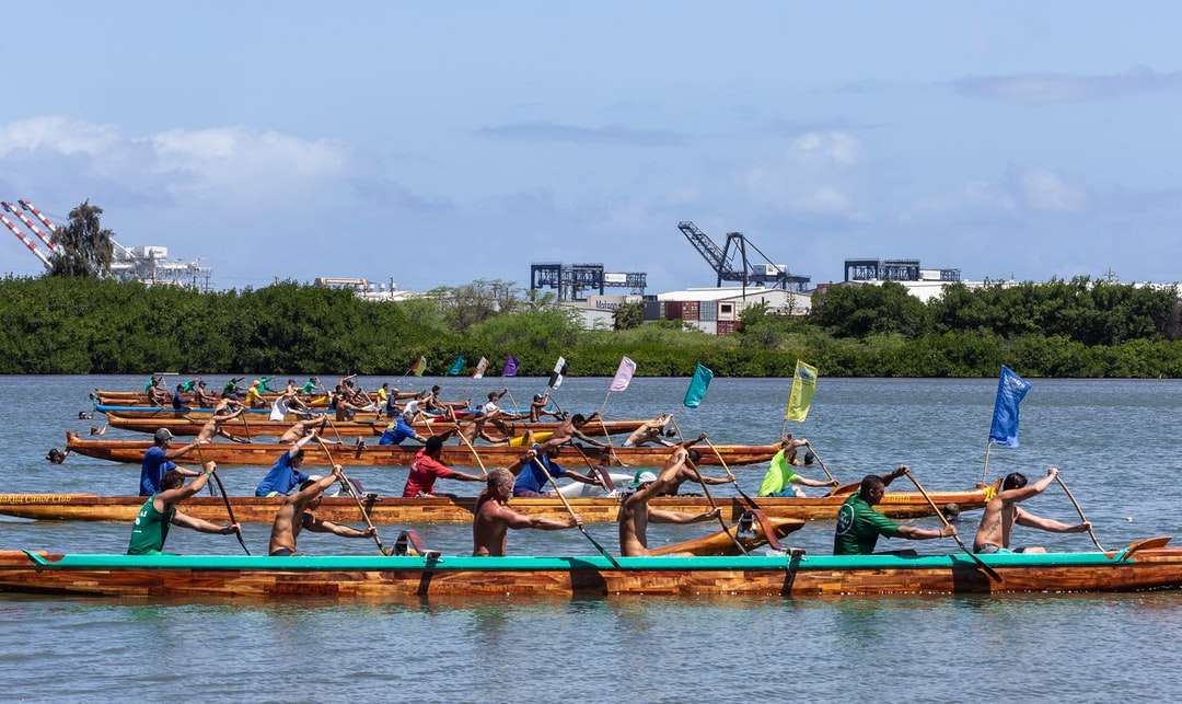persone che guidano su una barca blu kayak durante il giorno puzzle online