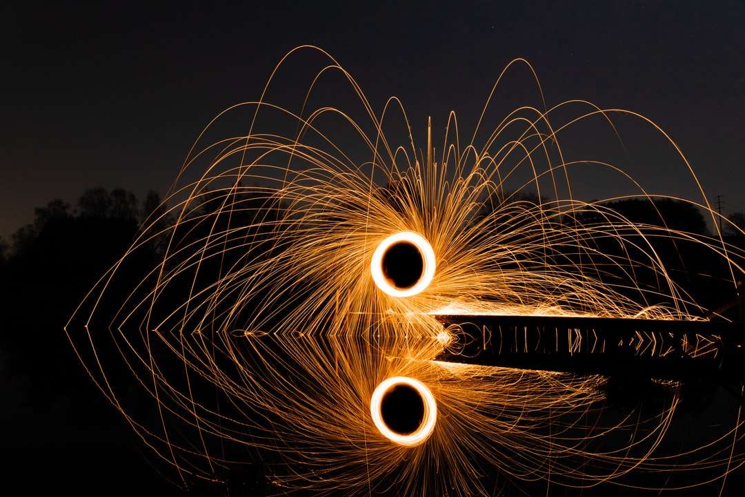 Fotografía de lana de acero de fuegos artificiales durante la noche. rompecabezas en línea