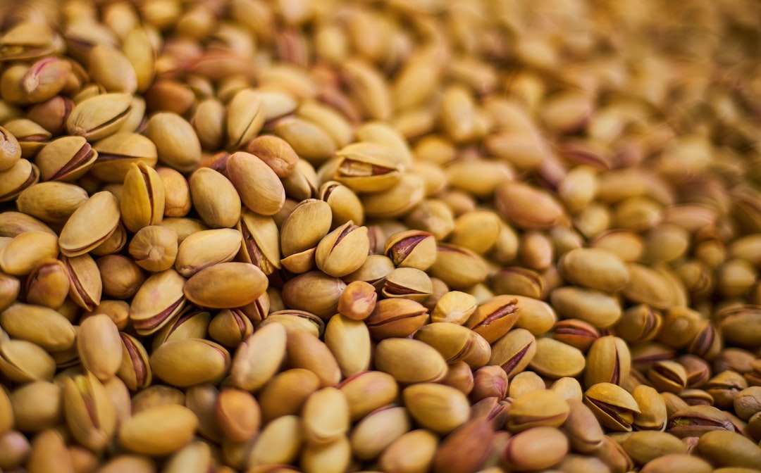 hnědé a béžové ořechy na hnědém dřevěném povrchu skládačky online
