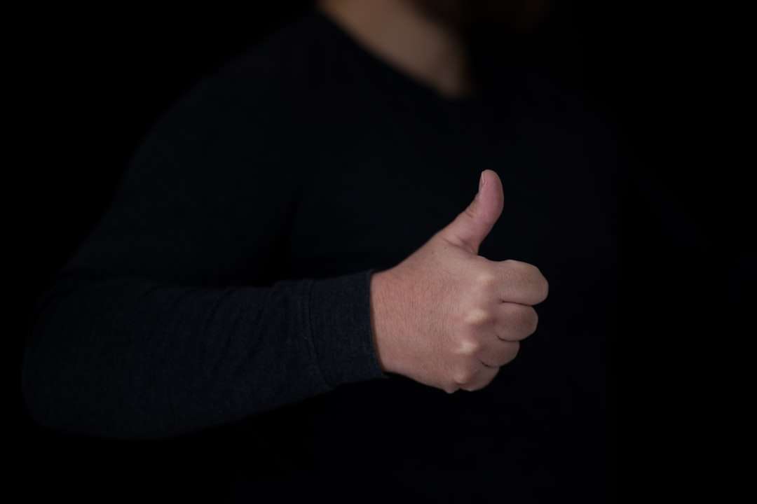 osoba v černém tričku s dlouhým rukávem online puzzle