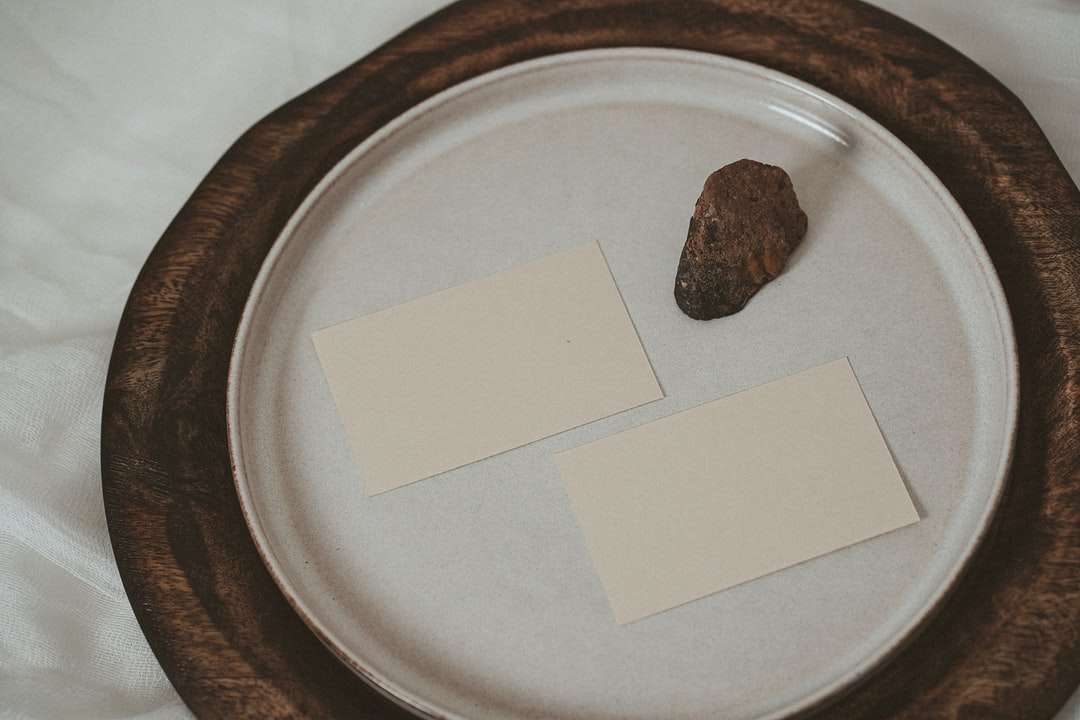 hnědý chléb na bílém papíře skládačky online